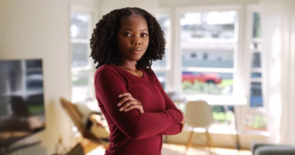 Retrato Mulher Negra Atraente Com Expressão Séria Olhando Para Câmera — Fotografia de Stock