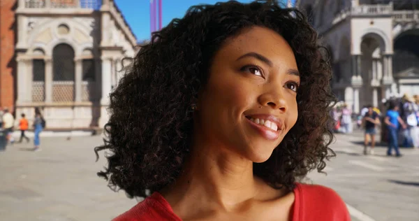 Glückliche Afrikanisch Amerikanische Frau Lächelt Auf Dem Markusplatz Urlaub Nach — Stockfoto