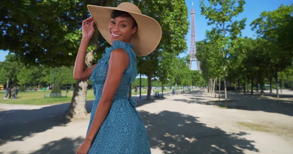 Fröhliche Schwarze Frau Tanzt Vor Aufregung Der Nähe Des Eiffelturms — Stockfoto