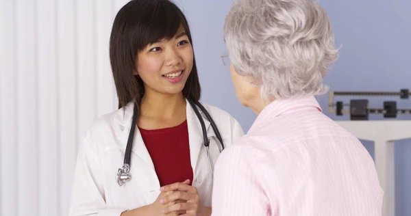 Chinese Doctor Consulting Elderly Patient — Stock Photo, Image