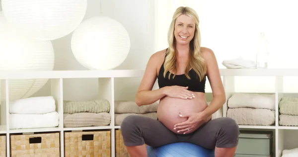 Gülümseyen Egzersiz Topu Üzerinde Oturan Sağlıklı Hamile Kadın — Stok fotoğraf