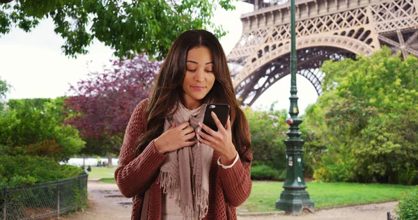 Söt Latina Kvinna Med Appen Smartphone Paris — Stockfoto