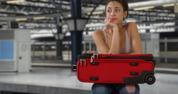 Συλλογισμένος Νεαρά Λατινική Γυναίκα Περιμένει Βαλίτσα Στο Σταθμό Του Μετρό — Φωτογραφία Αρχείου