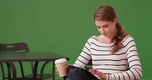 Junge Frau Mit Kaffee Und Tablette Café Auf Grünem Bildschirm — Stockfoto