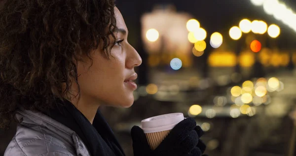 Siyah Kadın Içme Kahve Açık Café Paris Geceleri Yakın Çekim — Stok fotoğraf