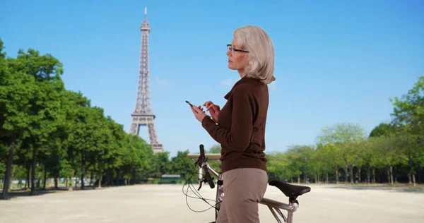 Äldre Kvinna Med Cykel Sms Mobiltelefon Framför Eiffeltornet Paris — Stockfoto