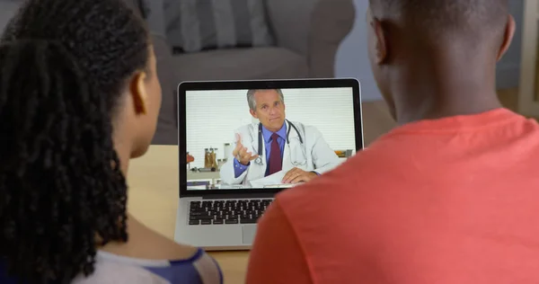 Médico Médico Explicando Questões Para Jovem Casal Negro Sobre Bate — Fotografia de Stock