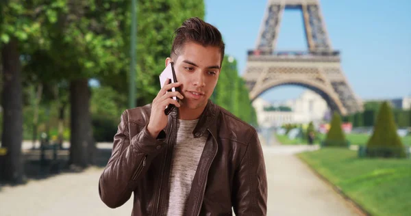 Šťastný Muž Atraktivní Latinské Odpovědi Mobil Blízko Eiffel Tower — Stock fotografie