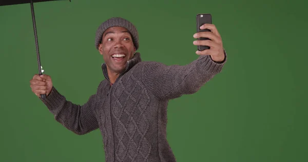 Afrikalı Amerikalı Adam Yağmur Yeşil Ekran Üzerinde Bir Selfie Alır — Stok fotoğraf