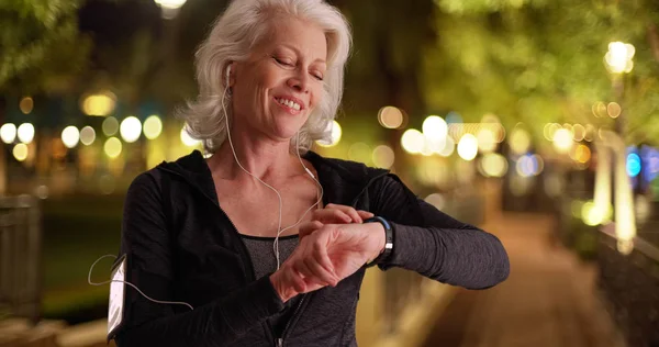 Здоровая Пожилая Белая Женщина Проверяет Таймер Дежурстве Время Пробежки Ночью — стоковое фото