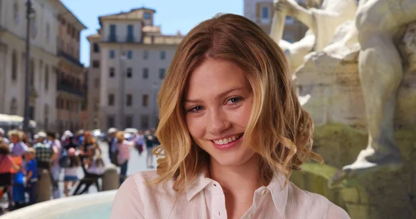 Casual Πορτρέτο Του Όμορφη Κοπέλα Καυκάσιος Στη Ρώμη Χαμογελά Στη — Φωτογραφία Αρχείου