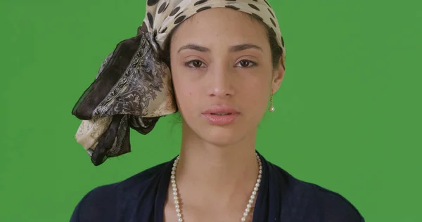 Bandana Inciler Yeşil Ekranda Giyen Bir Latina Bir Close — Stok fotoğraf