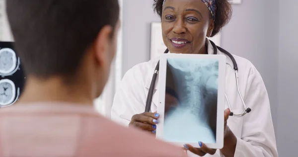 Charmante Ältere Schwarze Ärztin Zeigt Auf Röntgenbild Auf Quelle Von — Stockfoto