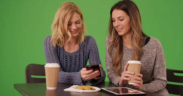 Dos Chicas Atractivas Café Con Teléfono Inteligente Pantalla Verde — Foto de Stock