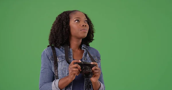 Fotógrafo Feminino Preto Com Câmera Olhando Redor Tela Verde — Fotografia de Stock