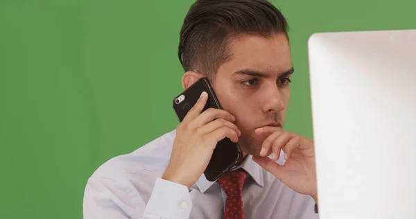 Homem Negócios Telefone Usando Computador Tela Verde — Fotografia de Stock