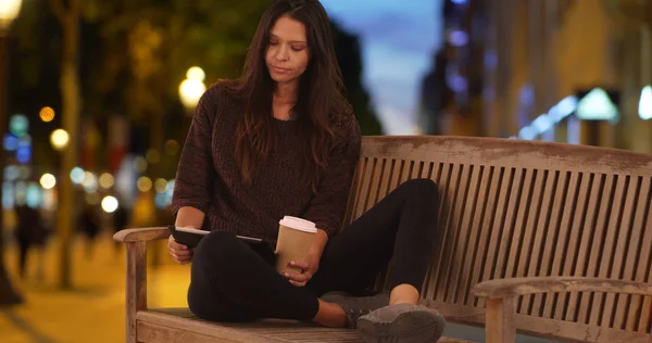 Mujer Sentada Banco Ciudad Por Noche Usando Tableta Tomando Café — Foto de Stock