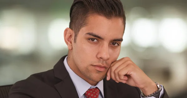 Nahaufnahme Porträt Eines Hispanischen Geschäftsmannes Der Anzug Und Krawatte Die — Stockfoto