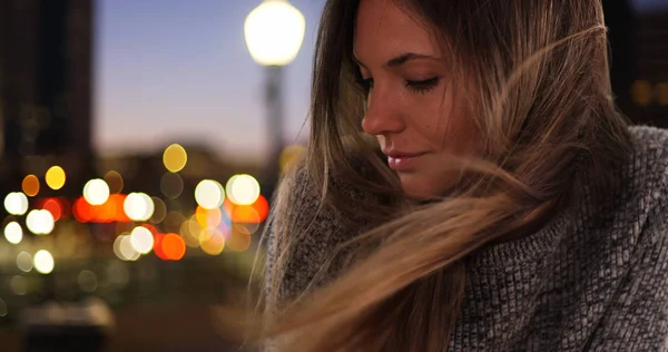 Steyen Açık Havada Şehirde Yan Rüzgarlı Akşamı Düşünceli Genç Bayan — Stok fotoğraf