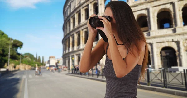 Junge Touristin Steht Der Nähe Des Römischen Kolosseums Und Fotografiert — Stockfoto