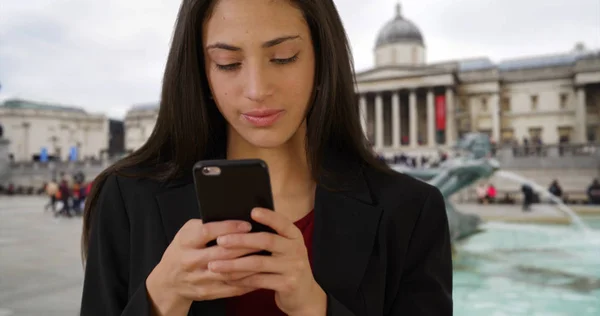 Leende Latin Affärskvinna Texter Mobil Trafalgar Square London — Stockfoto
