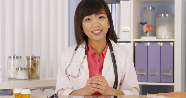 Kinesiska Läkare Prata Med Kameran — Stockfoto