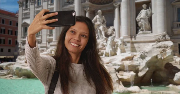 Milenial Mujer Italia Tomando Selfie Teléfono Delante Trevi Fountain — Foto de Stock