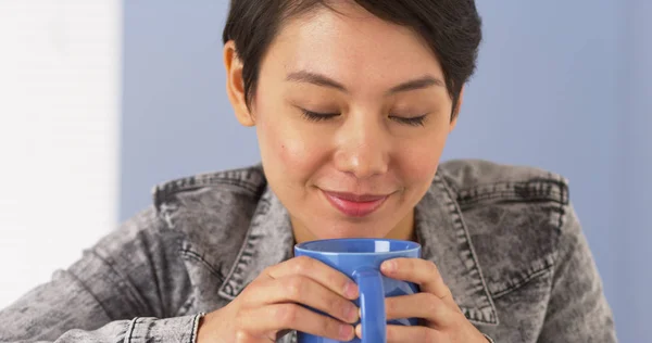 Zoete Aziatische Vrouw Kijken Camera — Stockfoto