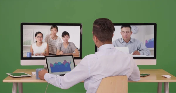 Hombre Negocios Que Tiene Videoconferencia Con Grupo Profesionales Pantalla Verde — Foto de Stock