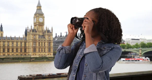 站在伦敦泰晤士河边的黑人女性肖像拍照 — 图库照片