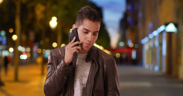 Szép Ezeréves Srác Beszélget Cellphone Avenue Champs Élysées Től Éjjel — Stock Fotó