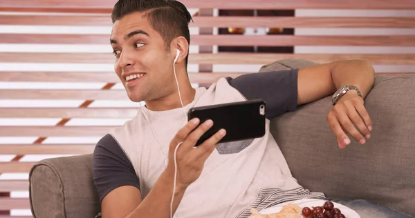 Millennial Hispanischer Mann Lacht Und Schreibt Sms Während Musik Auf — Stockfoto