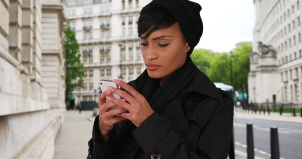 Mulher Negra Moderna Comunicando Com Amigo Smartphone Rua Londres — Fotografia de Stock