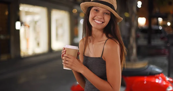 Retrato Sorridente Bela Menina Caucasiana Itália Desfrutando Café Noite — Fotografia de Stock