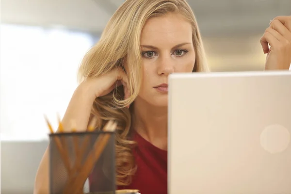 Zakenvrouw Kijken Laptop Binnenshuis Kantoor Gebouw — Stockfoto