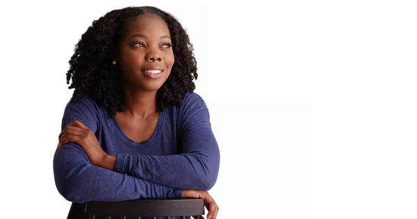 Retrato Mulher Negra Sentada Para Trás Cadeira Fundo Branco — Fotografia de Stock