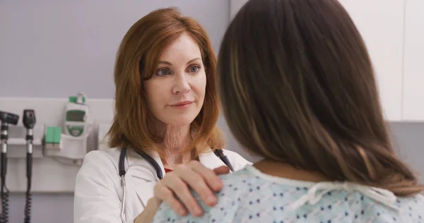 Lovely Middle Aged Woman Consoling Young Patient Dealing Trauma — Stock Photo, Image