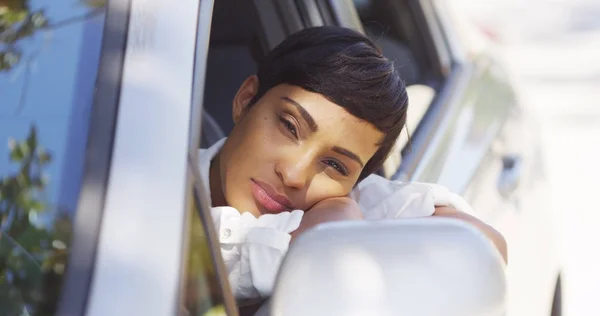 Mujer Negra Descansando Cabeza Por Ventana Del Coche — Foto de Stock