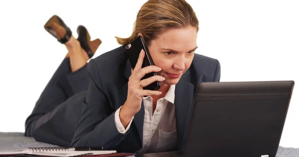 Mujer Negocios Acostada Estómago Respondiendo Llamada Telefónica Trabajando Ordenador Portátil — Foto de Stock