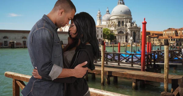 Пристрасну Молоду Пару Поцілунок Романтично Поблизу Доків Венеції Італія — стокове фото