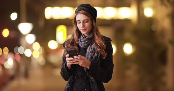Młoda Kobieta Tysiąclecia Przy Użyciu Smartfona Poza Nocą — Zdjęcie stockowe