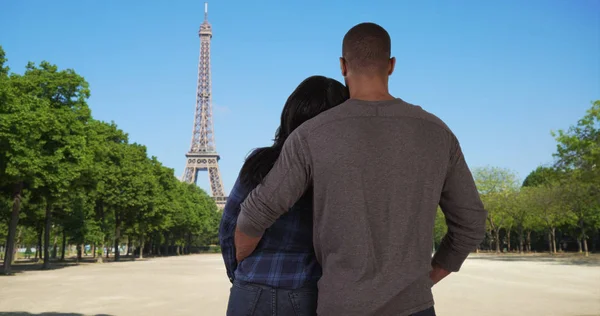 Joven Pareja Negra Enamorada Disfrutan Vista Torre Eiffel Juntos — Foto de Stock