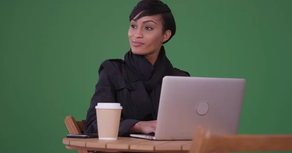 Mujer Moda Usando Ordenador Portátil Mesa Café Pantalla Verde — Foto de Stock