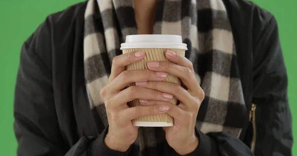 African American Tusenåriga Flicka Håller Kaffekopp Grön Skärm — Stockfoto