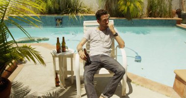 İspanyol adam açık havada düşünme oturuyor