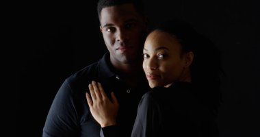 Dramatik genç siyah kadın holding erkek portresi