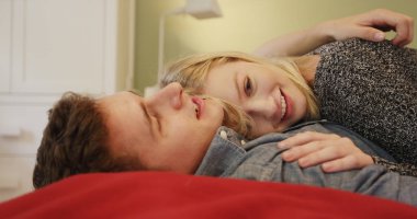 Genç çift yatakta birlikte sarılma