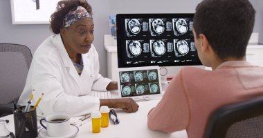 Beyin sarsıntısı erkek hasta etkilerini açıklayan önemli Afrikalı doktor