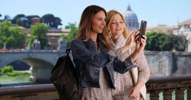 Kadın turist selfie Roma İtalya dışında smartphone ile çekici çift