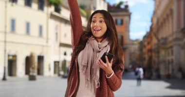 Güzel Latin kadınla gülümseyen ve merhaba diyordum ona telefon ile